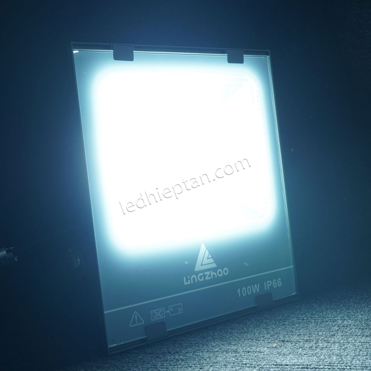 Pha C-100W trắng LZ vỏ xám