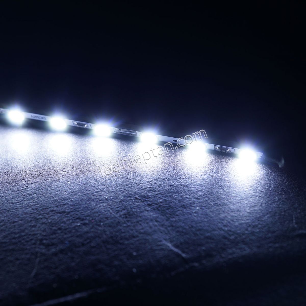 Cây 12V 2835 3mm dài 117cm 105LED 14.4W Trắng