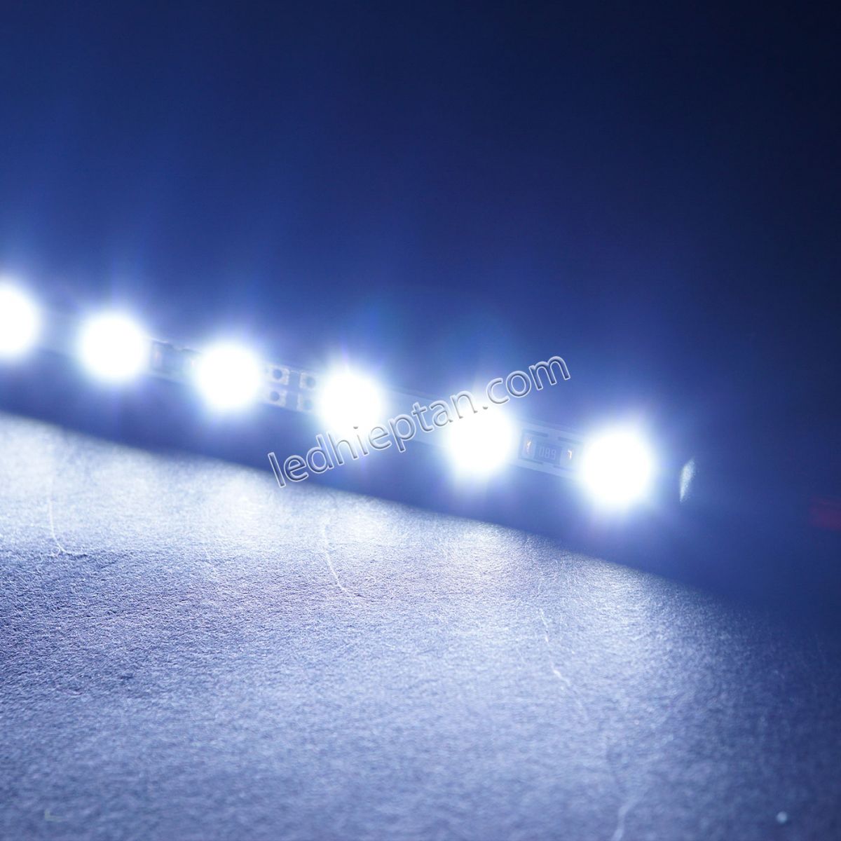 Cây 12V 2835 4mm dài 100cm 90LED 11.52W Trắng